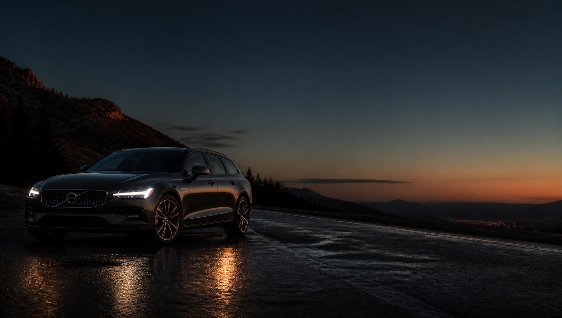 Tmavé kombi Volvo V90 připravené k odjezdu na silnici za soumraku